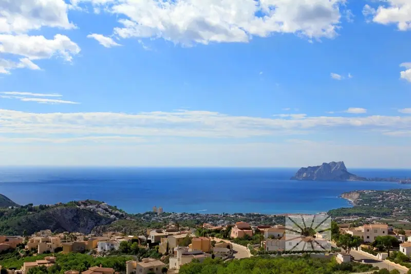 Villa de Lujo en Cumbre del Sol con Vistas al Mar