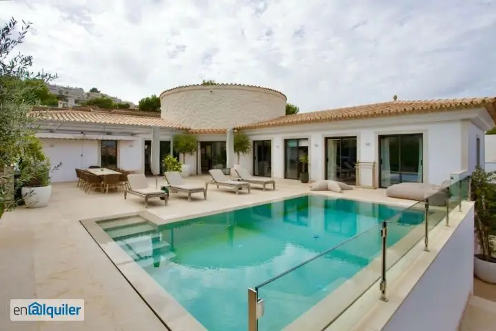 Chalet en Santa Ponça con Piscina Privada y Vistas al Mar