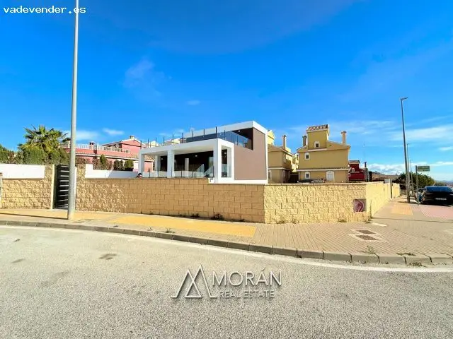 Chalet Moderno con Piscina Privada en Monforte del Cid
