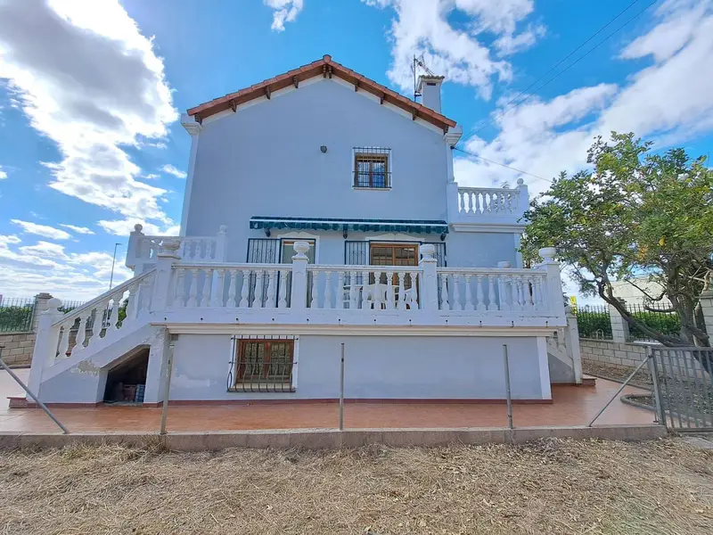 Chalet en Riola con Gran Parcela y Garaje