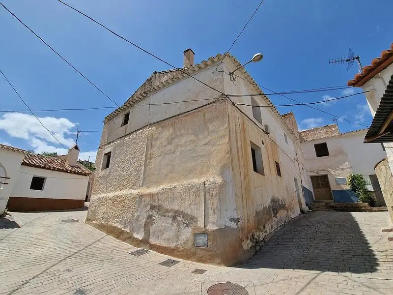 Casa en Los Romanes para Reformar con Potencial Vista al Lago