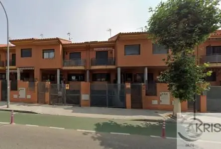Chalet adosado en Sese			ña con piscina