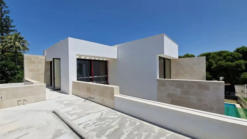 Villa Moderna en Nueva Andalucia: Diseño Contemporaneo con Vistas al Mar