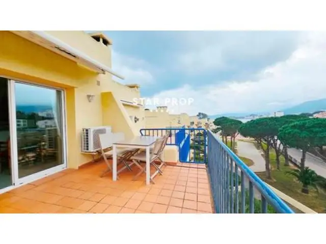 Ático en Llançà con Vistas al Mar Cerca de la Playa