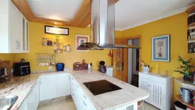 Chalet en Venta en La Parrilla: 4 Dorm, Piscina, Bodega y Garaje