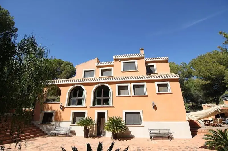 Villa de 4 Dormitorios en Monovar  Cerca de Alicante