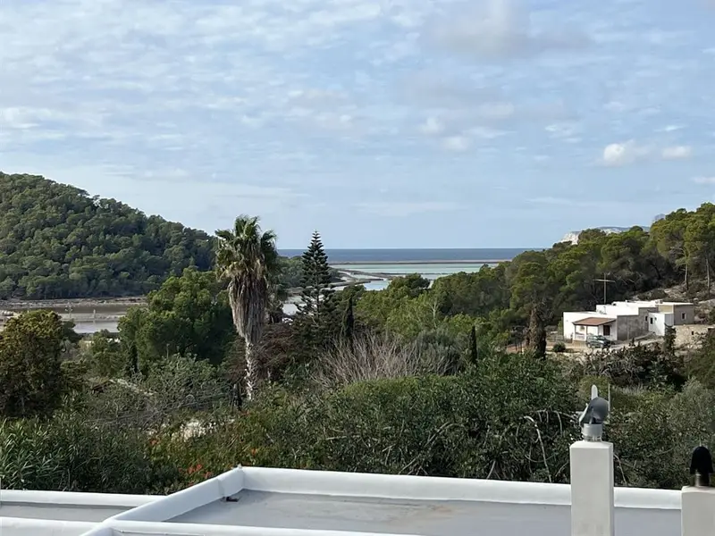 Chalet en Venta en Ibiza  Reformado con Piscina Privada