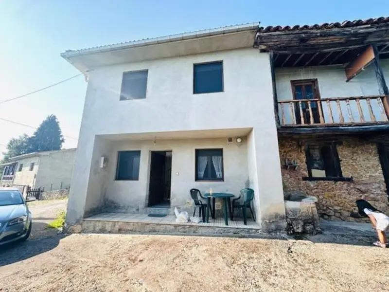 Chalet en Fresneu-Cabranes Asturias con tres fincas