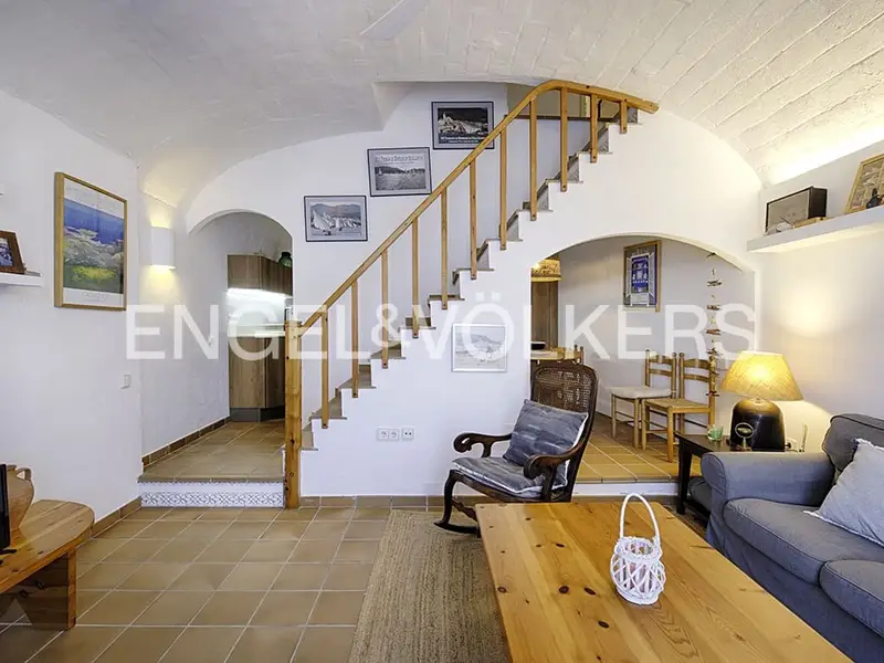 Casa en Cadaqués Girona: Moderna y Tradicional