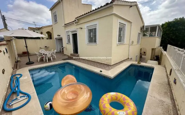 Villa en Venta La Marina 4 Dormitorios Piscina Privada