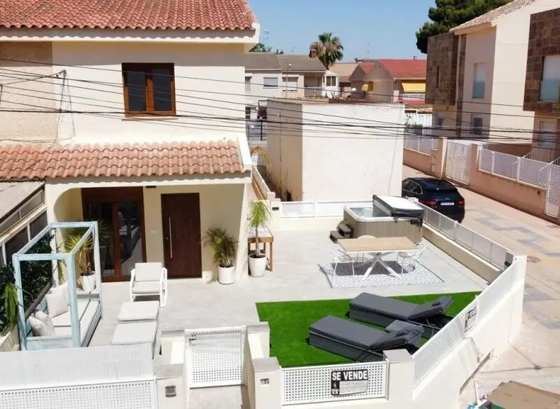 Casa de 3 Dormitorios en Santiago de la Ribera Cerca de la Playa