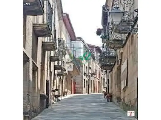 Amplio Piso en Allariz con Garaje y Trastero