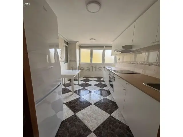 Amplia Vivienda En La Zona De San Blas.