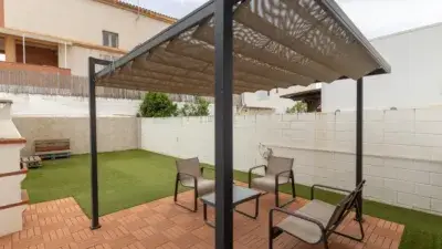 Adosada en Ogijares con Patio 60m2 Garaje y Placas Solares