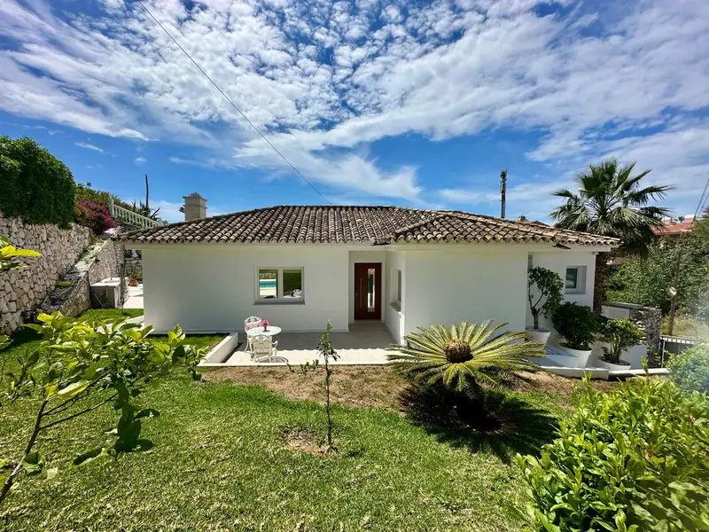 Casa Villa 3 Dormitorios El Faro Alquiler Playa Piscina Jardin