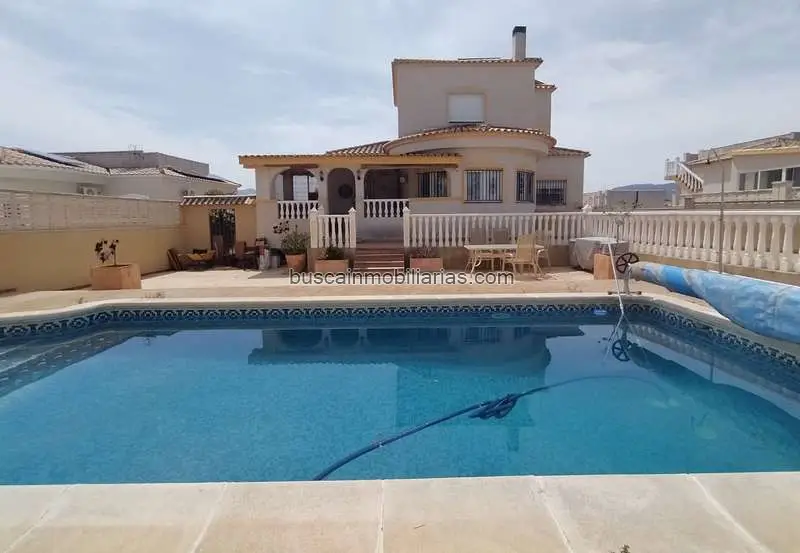 Chalet en Castalla con Vistas Panorámicas y Piscina