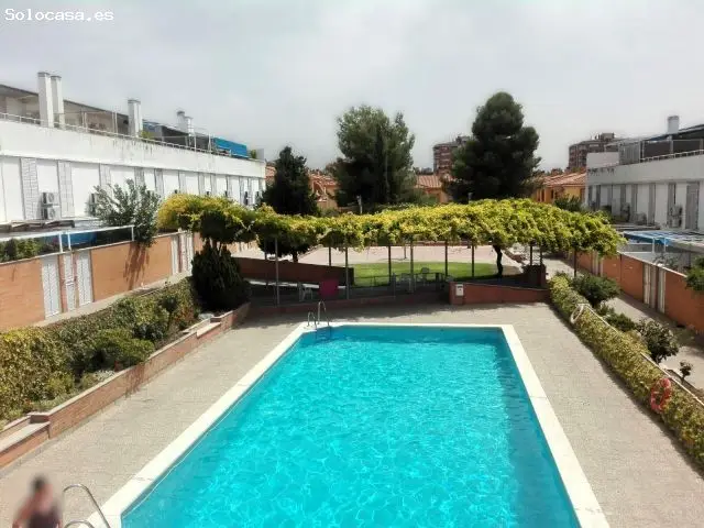 Apartamento con Terraza y Piscina Cerca de la Estación de Autobuses