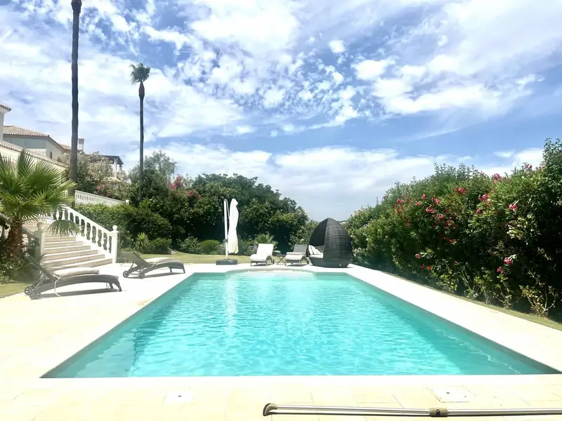 Chalet en Sotogrande Alto con Vistas al Mar y Piscina