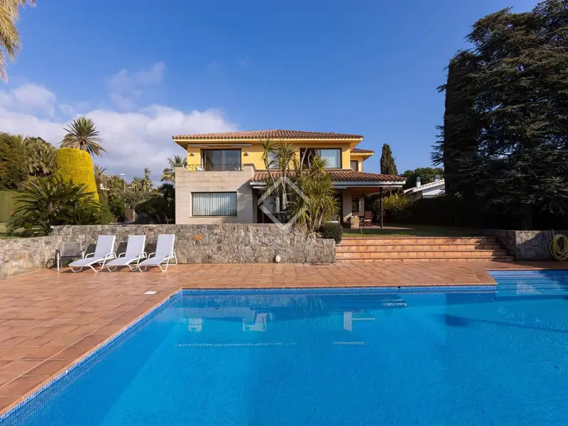 Chalet en Alella con 4 dormitorios y amplio jardín