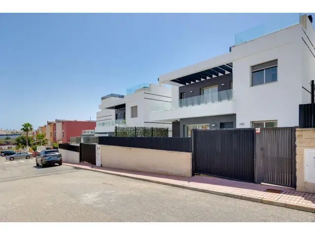 Villa en Venta Torrevieja 5 Dormitorios Piscina Privada Solarium