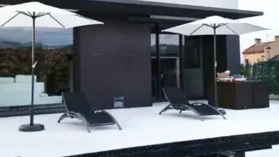 Chalet con Piscina Privada en Zona Tranquila