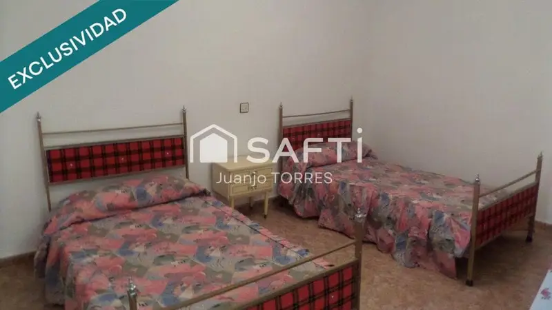 Chalet en venta en Tabernas Almeria 6 dormitorios con patio y terraza
