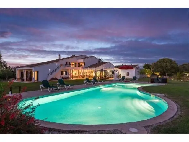 Casa de Lujo en Menorca: Villa con Piscina y Jardin Extenso