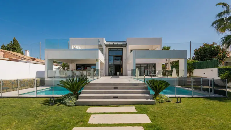 Villa Moderna en Guadalmina Alta con Vistas al Golf