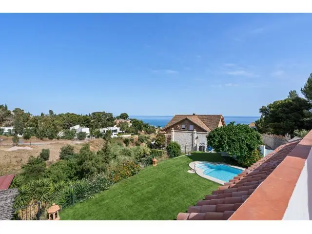 Villa en Benalmádena Pueblo con Vistas al Mar y Piscina Privada