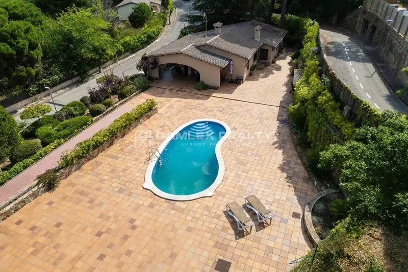 Chalet en venta en Lloret de Mar: Villa moderna con piscina y jardin