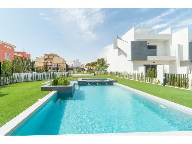 Apartamentos en Los Balcones Torrevieja: Residencial con Piscina y Vistas