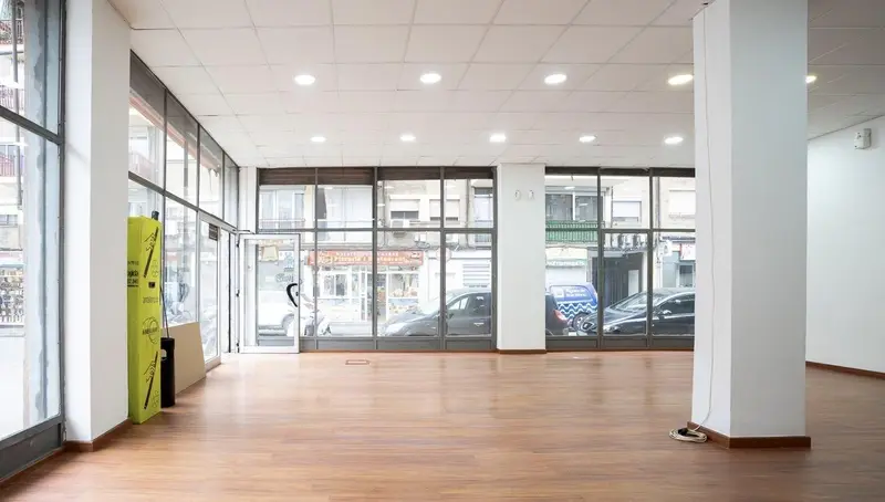 Venta Local Comercial Sant Marti 82m2 Esquinero Luminoso