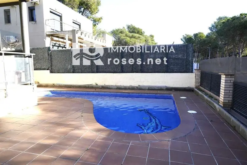 Casa en Venta en La Garriga: 4 Dormitorios, 3 Baños, Estilo Clásico