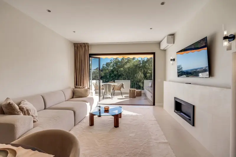 Apartamento de Lujo en Benahavís: 3 Dormitorios, 2 Baños, Vistas a la Montaña