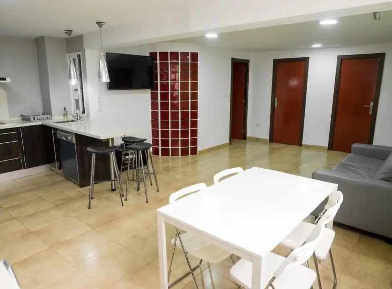 Habitacion Luminosa con Balcon en Piso de Estudiantes