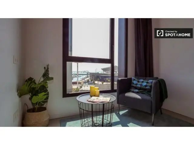Estudio Moderno con Balcon en Besos Mar Estudiantes