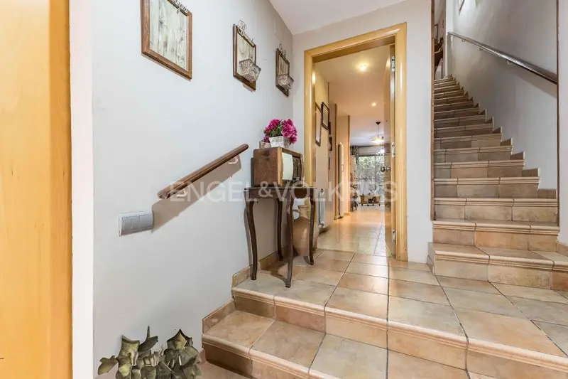 Chalet en Gavà con Vivienda Independiente, Jardín y Terrazas