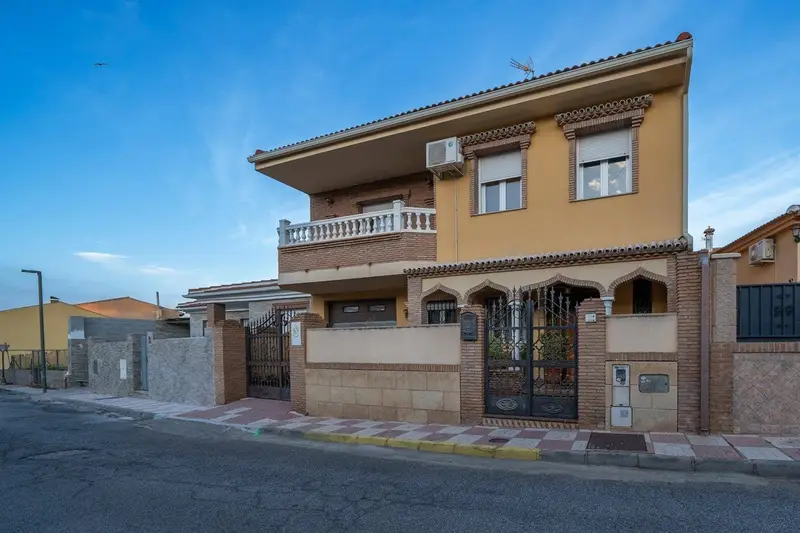 Chalet en Otura con Piscina y Parcela Grande