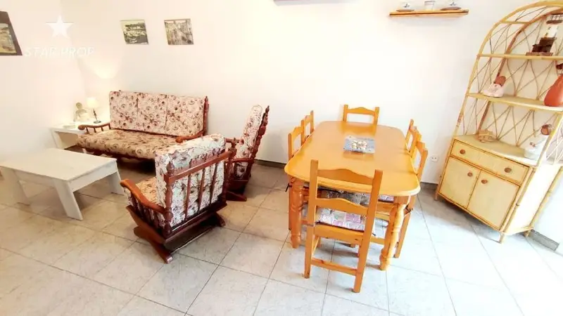 Casa en Llança con 2 Apartamentos y Garaje