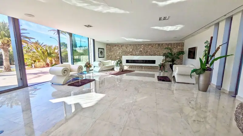 Villa de Lujo en Venta con Vistas al Mar