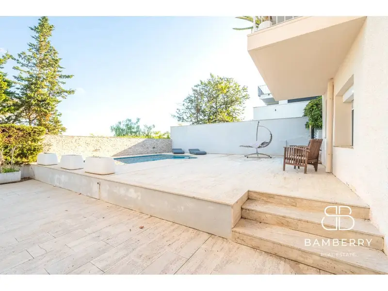 Chalet en Castelldefels con Vistas al Mar y Piscina