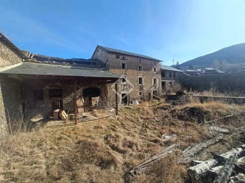Chalet en venta en Llívia Girona a reformar