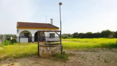 Chalet en venta cerca de A-49 con nave y parcela de 2716m2
