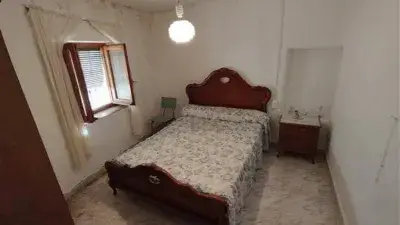 Chalet en venta en Fiñana: casa de pueblo con gran potencial y patio
