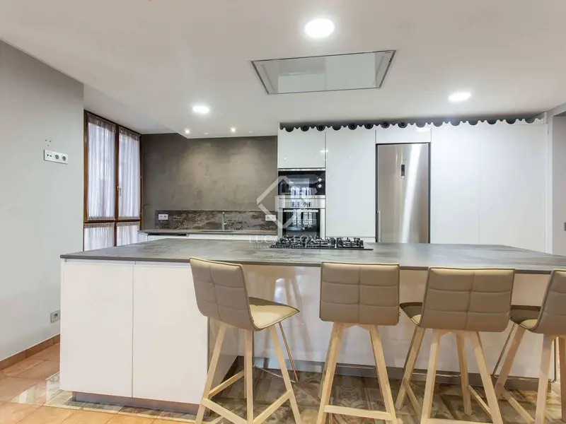 Apartamento en Valencia ciudad: Encanto de época con acabados modernos