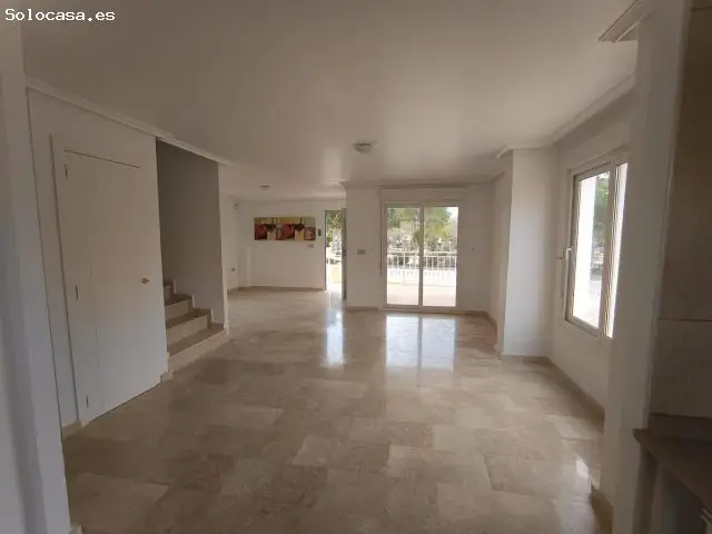 Chalet Independiente en El Raso con Piscina