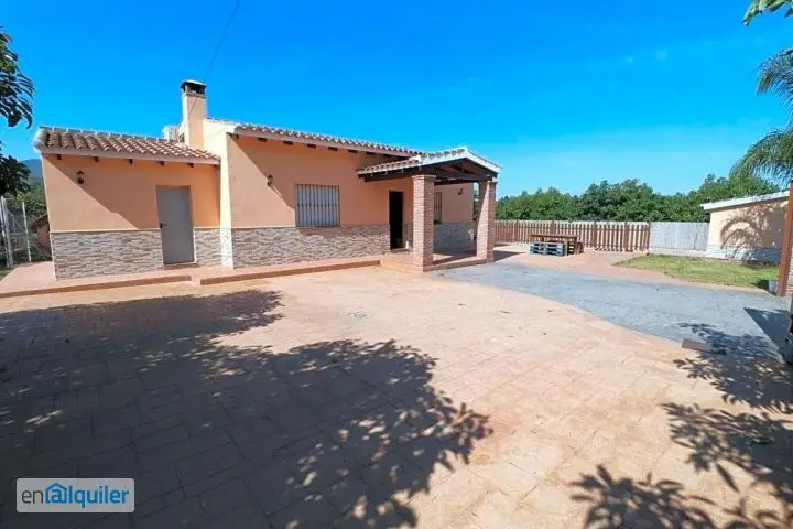 Chalet Independiente en Zona Tranquila con Huerto y Barbacoa