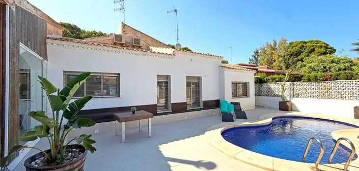 Villa de Lujo en Punta Prima 4 Dormitorios Piscina Privada
