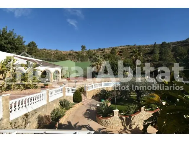 Chalet con Piscina y Gran Parcela en Pedralba