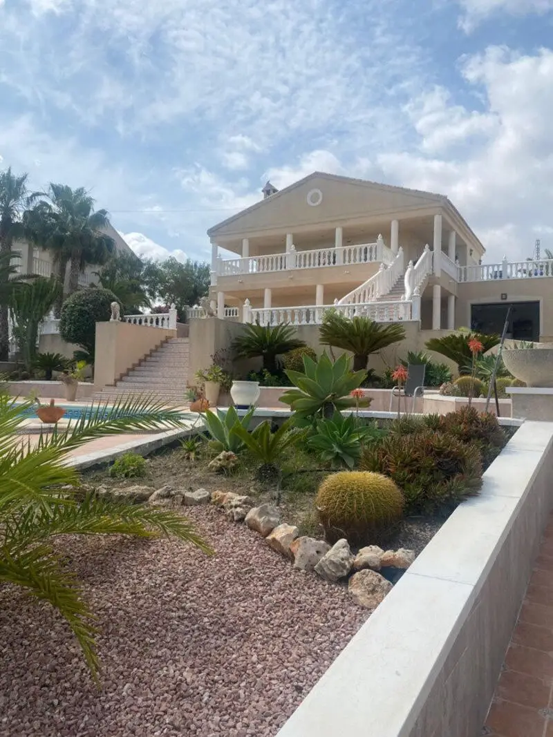 Villa 5 Dormitorios Piscina Privada Almorad")